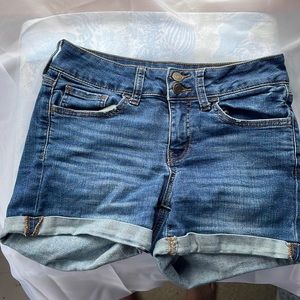 Size 7/28 midi Jean shorts